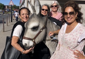 Living the Joy of Shared Happiness FRENCH LA VIE